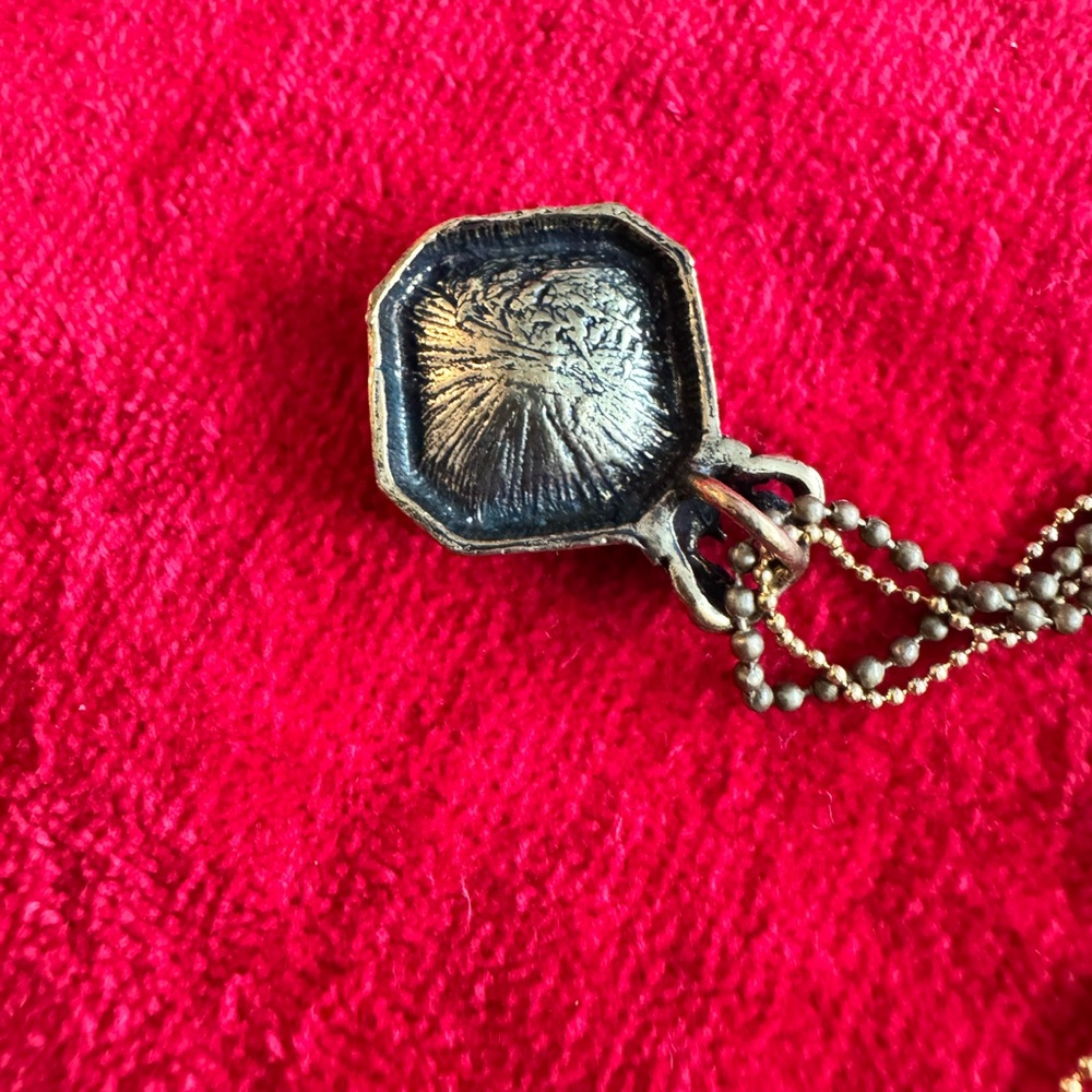 Elegant Red Pendant Necklace - Picture 3 of 6
